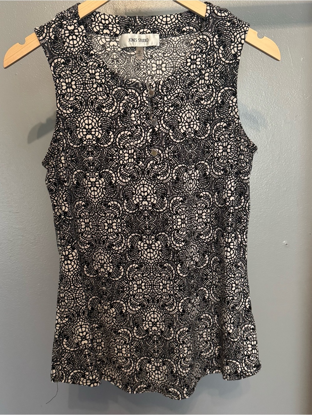 Jones Studio Black and White Sleeveless Patterned Camisole